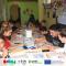 Bambini e studenti internazionali che dipingono su scatole della pizza